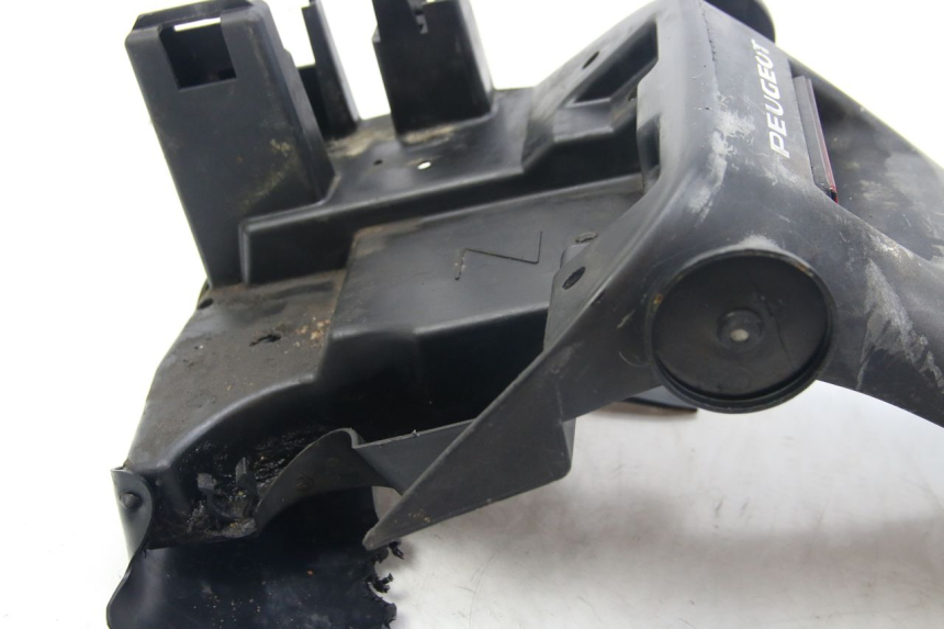 photo de REAR MUDGUARD PEUGEOT ZENITH 50 (1994 - 1999) - Fixing points details