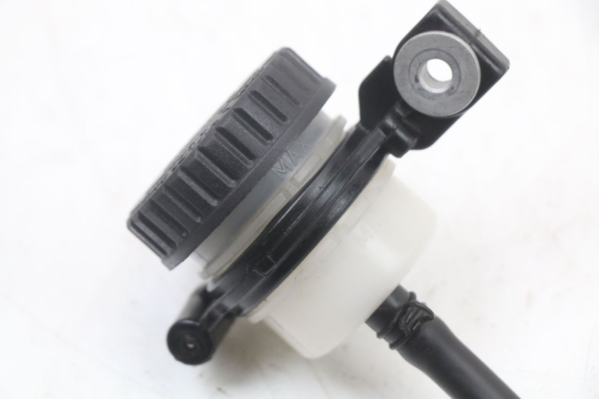 photo de BRAKE FLUID JAR MOTO GUZZI NORGE 8V GT 1200 (2011 - 2016) - Alternative perspective