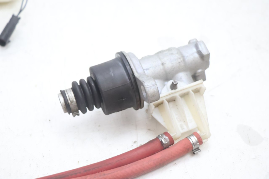 photo de BRAKE FLUID JAR CAN-AM SPYDER RS 1000 (2008 - 2012) - Fixing points details