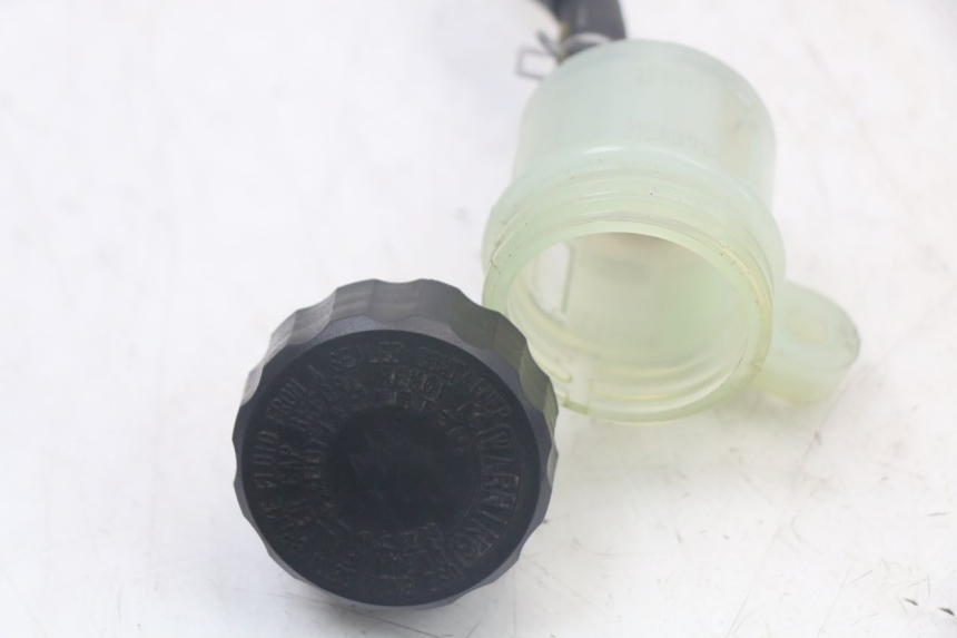 photo de BRAKE FLUID RESERVOIR YAMAHA TDM ABS 900 (2002 - 2014) - Alternative perspective