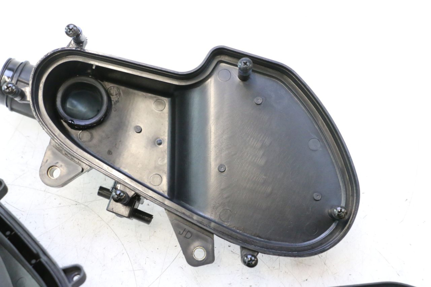 photo de AIR BOX JM MOTORS R-MAX TECH 50 (2024 - 2026) - Surface and material condition