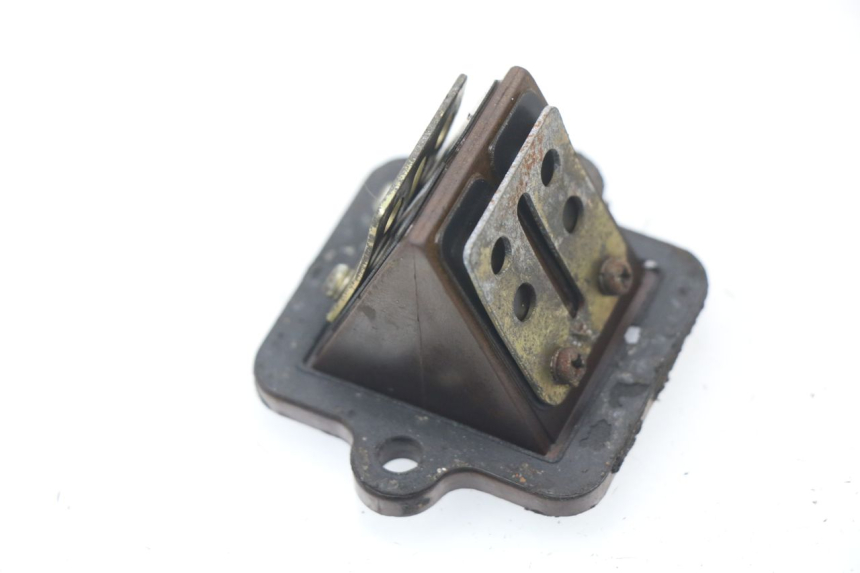 photo de INTAKE VALVE PEUGEOT LUDIX 50 (2008 - 2017) - Alternative perspective