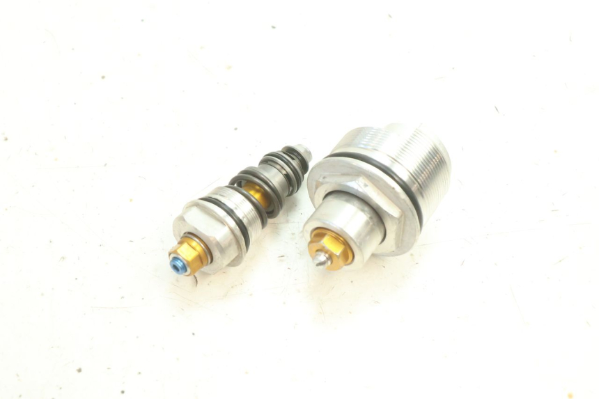 photo de FORK CAP YAMAHA YZF R6 600 (2008 - 2009) - Zoom on usage condition