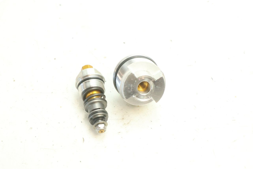 photo de FORK CAP YAMAHA YZF R6 600 (2008 - 2009) - Alternative perspective