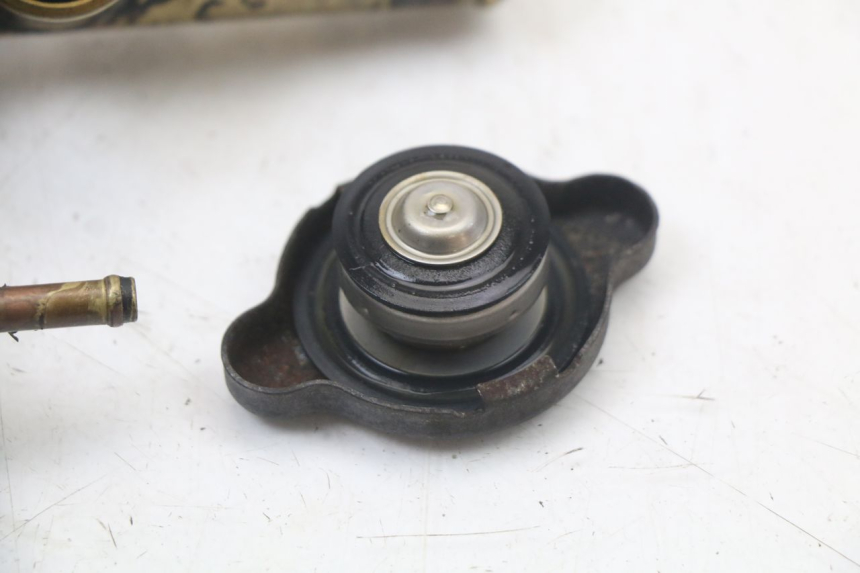 photo de RADIATOR CAP KAWASAKI GTR 1000 (1994 - 2004) - Surface and material condition