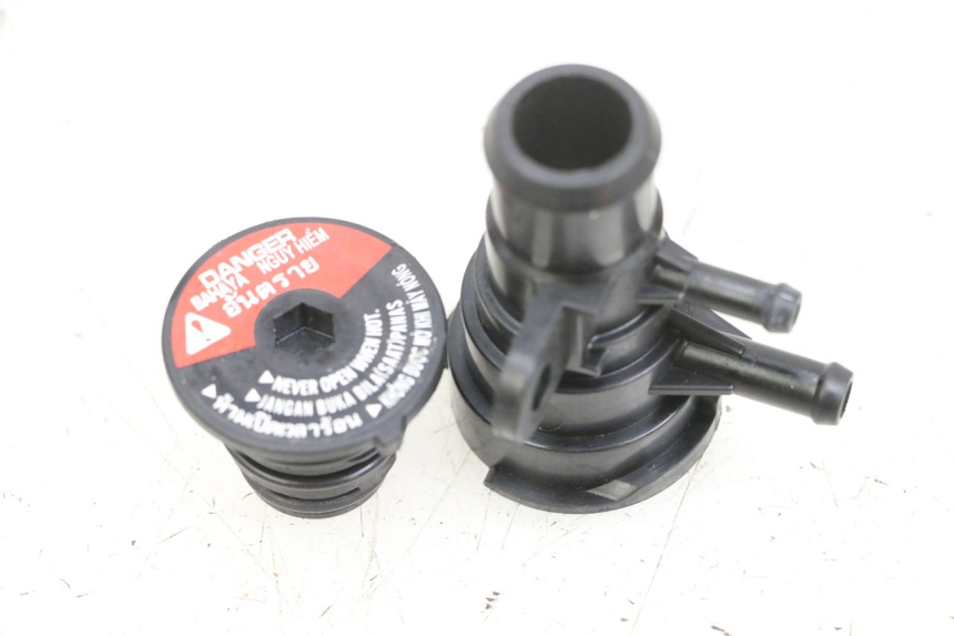 photo de RADIATOR CAP YAMAHA TRICITY 300 (2020 - 2024) - Zoom on usage condition