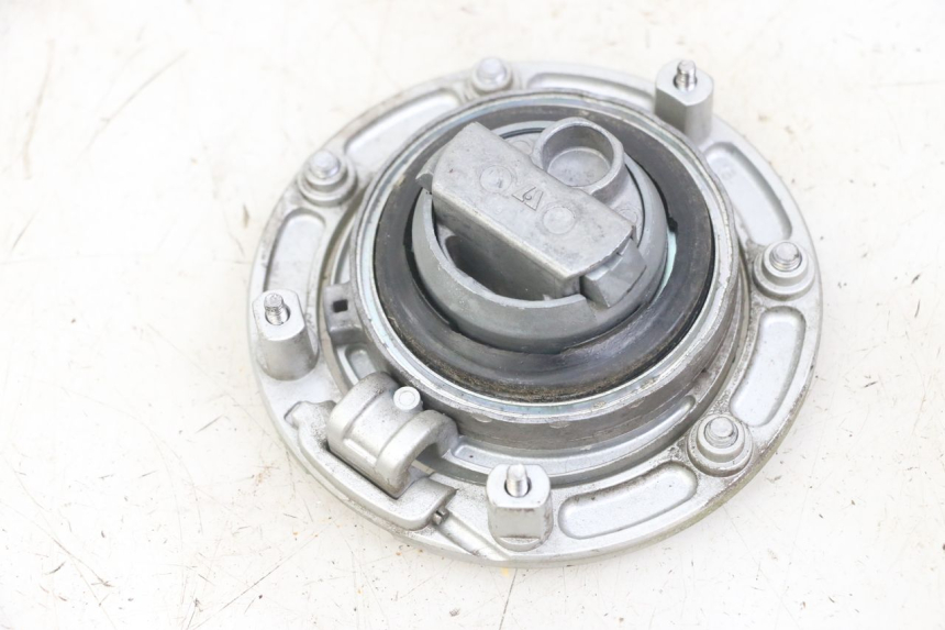 photo de FUEL TANK CAP HONDA CBF 500 (2004 - 2007) - Alternative perspective