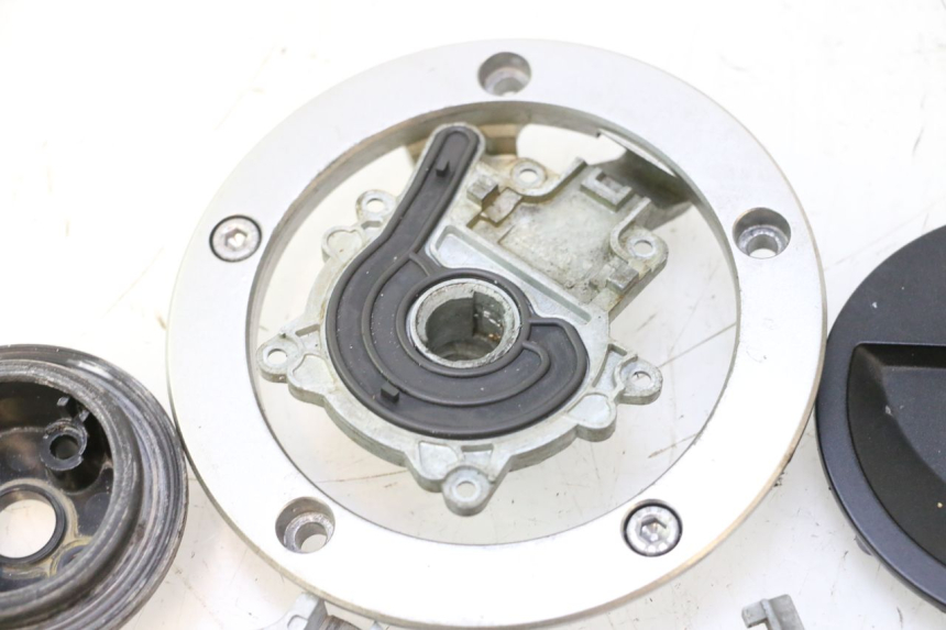 photo de FUEL TANK CAP KAWASAKI ER-6 ER6 N 650 (2005 - 2009) - Distinctive features