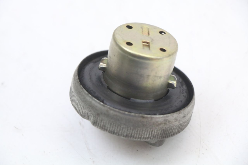 photo de FUEL TANK CAP HONDA FES PANTHEON 2T 125 (1998 - 2002) - Zoom on usage condition