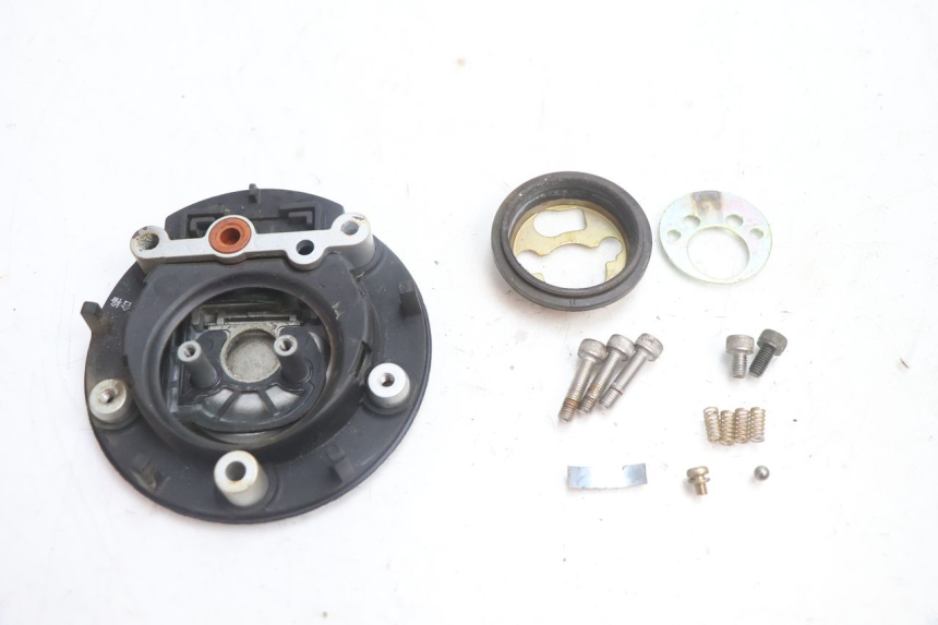 photo de FUEL TANK CAP YAMAHA FJR 1300 (2001 - 2005) - Technical close-up