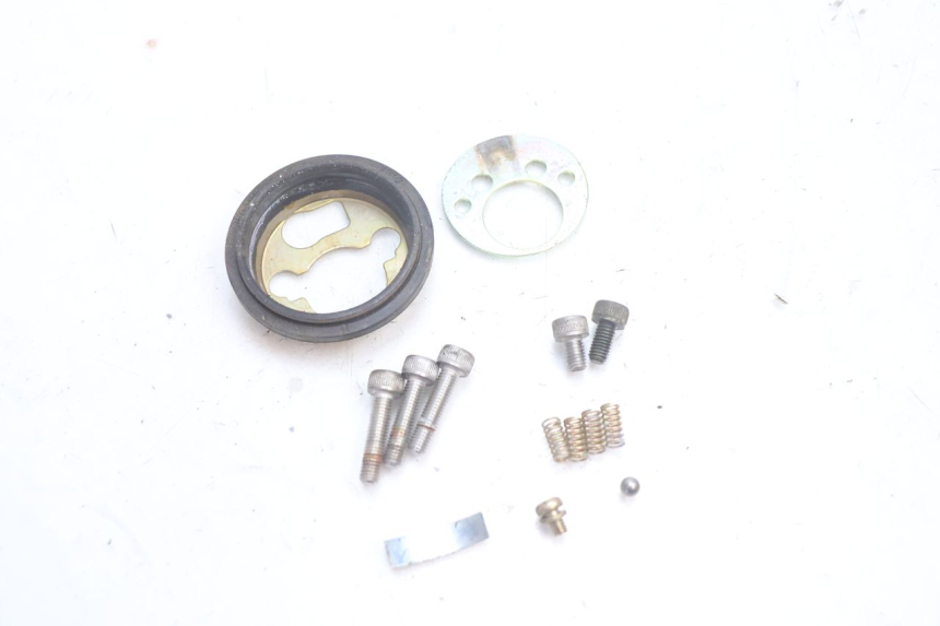 photo de FUEL TANK CAP YAMAHA FJR 1300 (2001 - 2005) - Fixing points details