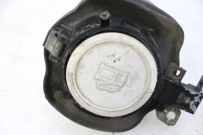 photo de FUEL TANK CAP KYMCO GRAND DINK 125 (2002 - 2007) - Zoom on usage condition