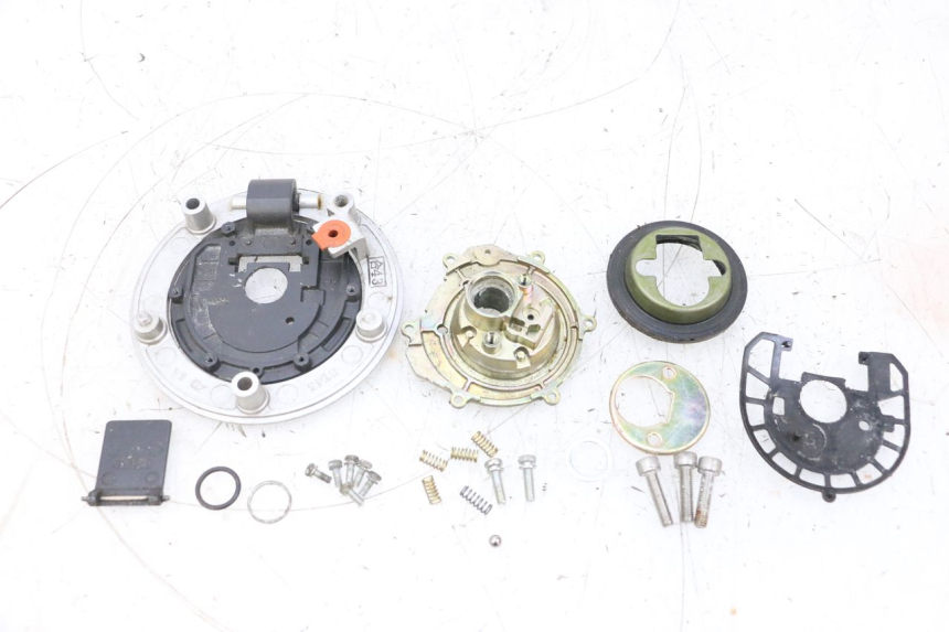 photo de FUEL TANK CAP SUZUKI GSXR GSX-R 1000 (2003 - 2004) - Fixing points details