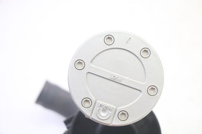 photo de FUEL TANK CAP SYM GTS EVO 125 (2009 - 2013) - Zoom on usage condition