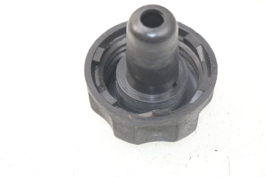 photo de FUEL TANK CAP MBK OVETTO ONE 2T 50 (2013 - 2017) - Zoom on usage condition