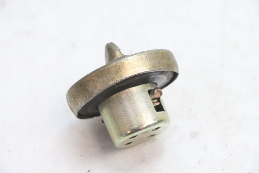 photo de FUEL TANK CAP YIYING RETRO 50 (2008 - 2017) - Zoom on usage condition