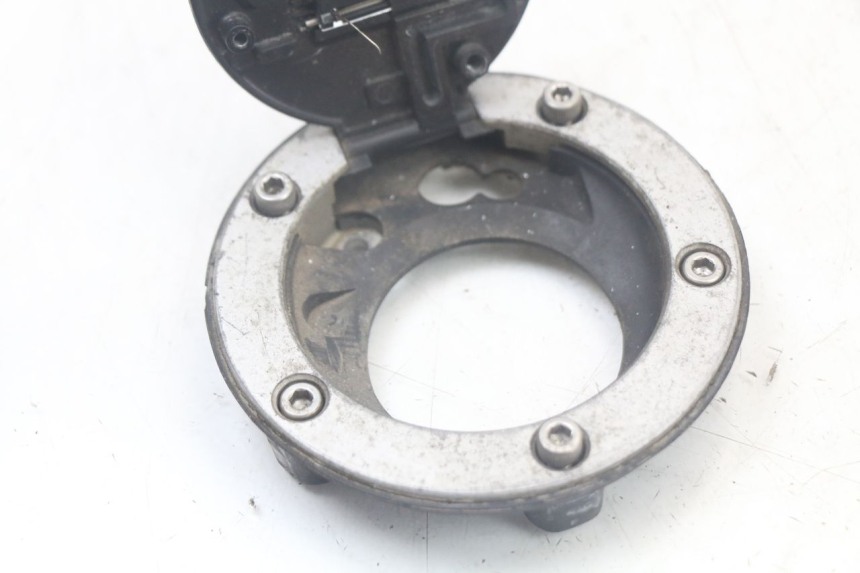 photo de FUEL TANK CAP TRIUMPH SPEED TRIPLE T301 900 (1994 - 1996) - Technical close-up