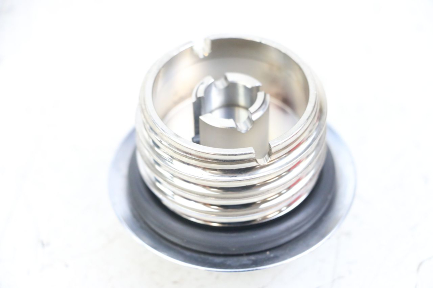 photo de FUEL TANK CAP HARLEY DAVIDSON SPORTSTER XL CUSTOM 1200 (2003 - 2004) - Zoom on usage condition