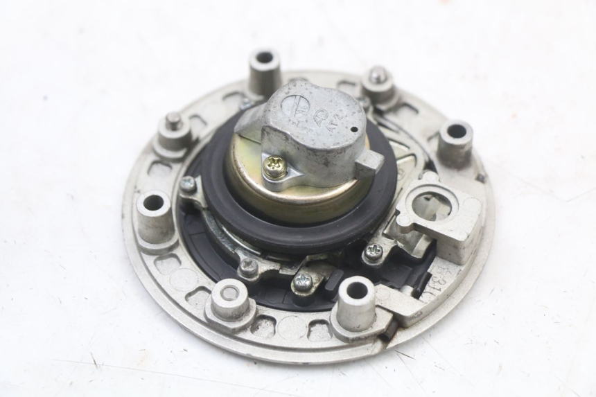 photo de FUEL TANK CAP SUZUKI SV S 650 (1999 - 2002) - Fixing points details