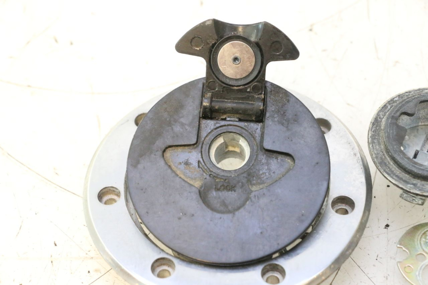 photo de FUEL TANK CAP KAWASAKI ZZR 600 (1995 - 2004) - Technical close-up