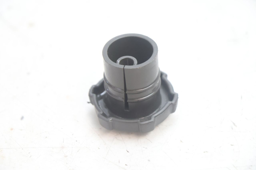 photo de OIL TANK CAP PIAGGIO LIBERTY 50 (1998 - 2003) - Alternative perspective