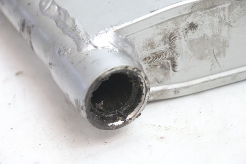 photo de SWING ARM KAWASAKI GPX F ZX750F 750 (1986 - 1990) - Surface and material condition