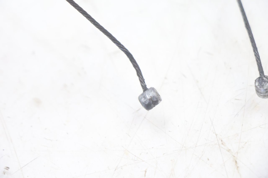 photo de THROTTLE CABLE SUZUKI DR S 600 (1985 - 1989) - Fixing points details