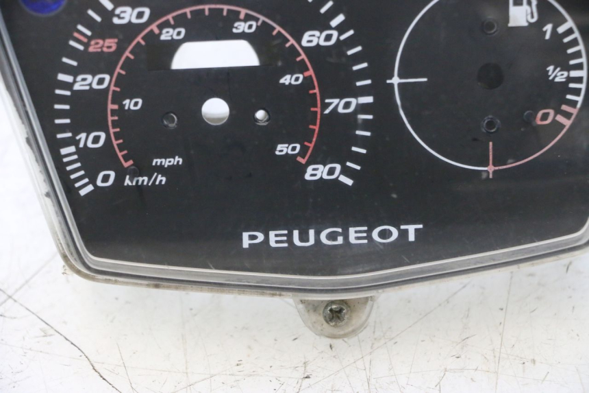 photo de SPEEDOMETER COVER PEUGEOT KISBEE 4T 50 (2018 - 2022) - Alternative perspective