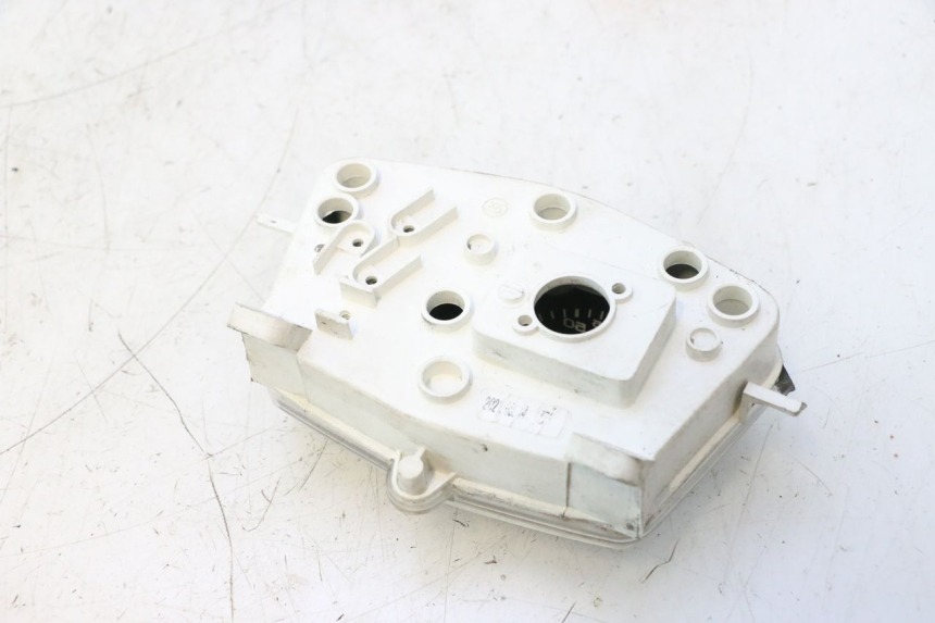 photo de SPEEDOMETER COVER PEUGEOT KISBEE 4T 50 (2018 - 2022) - Fixing points details