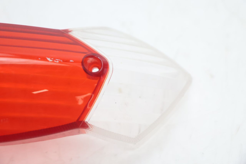 photo de TAIL LIGHT LENSE PEUGEOT KISBEE 4T 50 (2010 - 2017) - Fixing points details