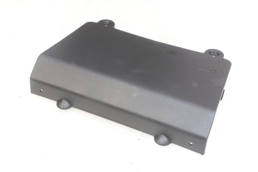 photo de BATTERY COVER KYMCO AGILITY 16+ 4T 50 (2018 - 2023) - Zoom on usage condition