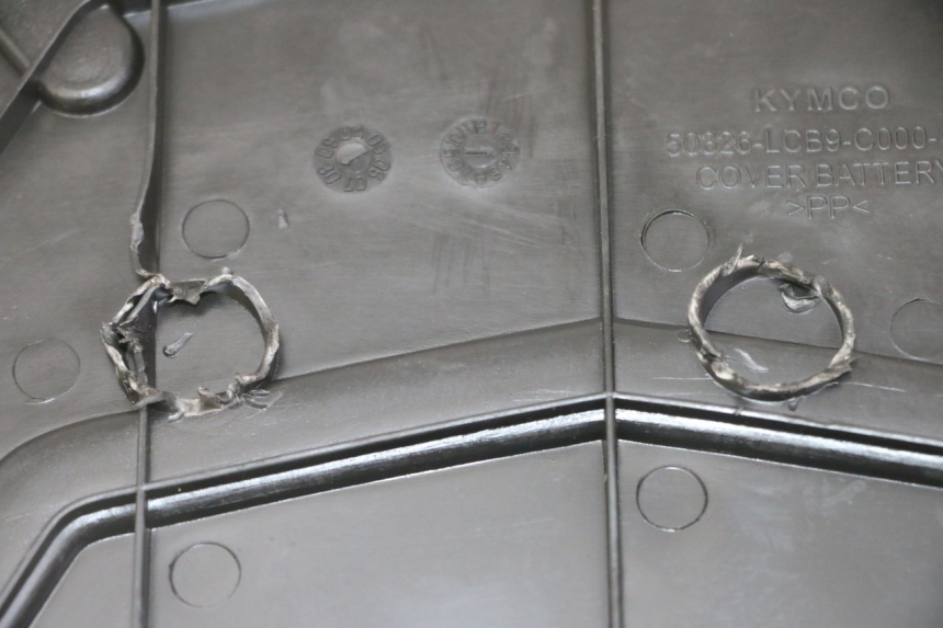 photo de BATTERY COVER KYMCO AGILITY 4T 50 (2005 - 2018) - Alternative perspective