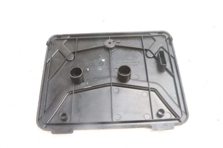 photo de BATTERY COVER KYMCO AGILITY FR 2T 50 (2012 - 2017) - Zoom on usage condition