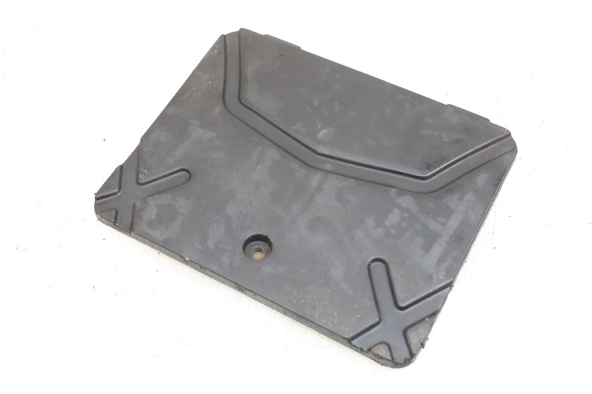 photo de BATTERY COVER KYMCO AGILITY PREMIUM 50 (2007 - 2010) - Zoom on usage condition