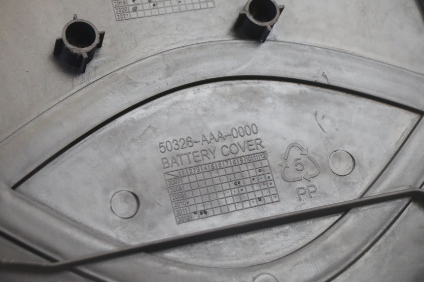 photo de BATTERY COVER SYM CROX 4T 50 (2016 - 2023) - Technical close-up