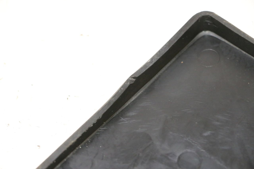 photo de BATTERY COVER KEEWAY F-ACT NAKED 50 (2009 - 2014) - Zoom on usage condition
