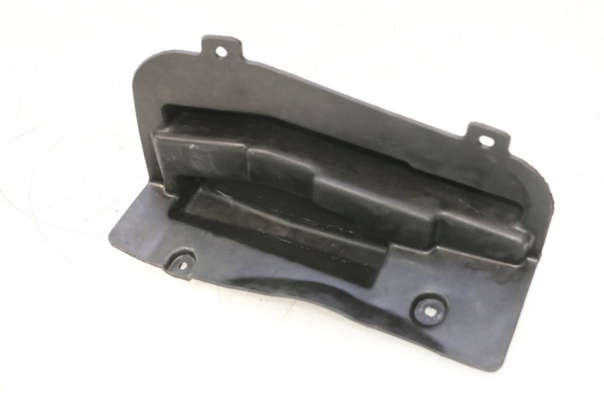 photo de BATTERY COVER HONDA FES PANTHEON 125 (2003 - 2007) - Zoom on usage condition
