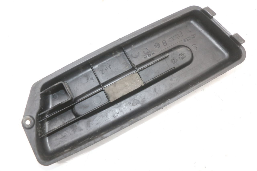 photo de BATTERY COVER PIAGGIO FLY 4T 50 (2004 - 2010) - Zoom on usage condition