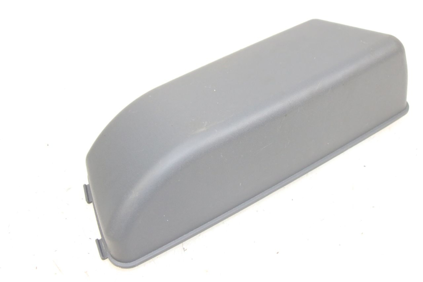 photo de BATTERY COVER PIAGGIO FLY 125 (2005 - 2012) - Zoom on usage condition