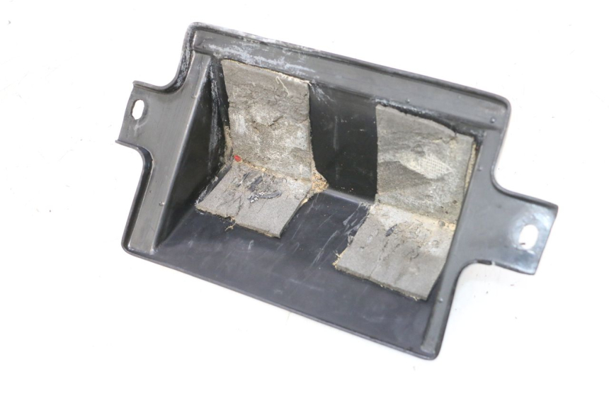 photo de BATTERY COVER SUZUKI GSF N BANDIT 1200 (2001 - 2005) - Zoom on usage condition