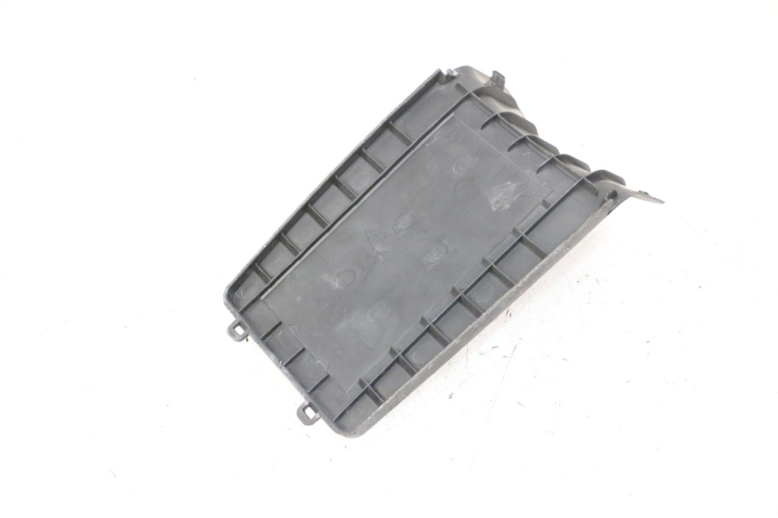 photo de BATTERY COVER PEUGEOT KISBEE 2T 50 (2010 - 2017) - Zoom on usage condition