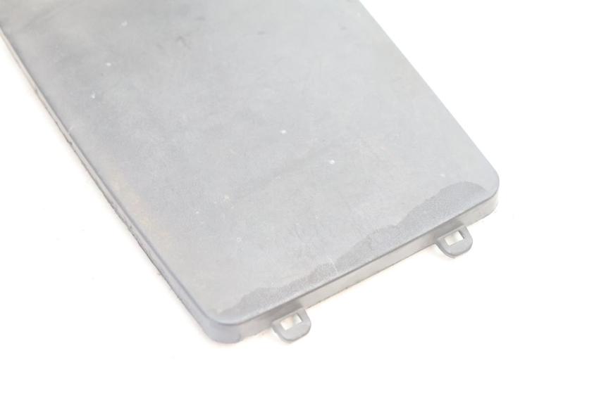 photo de BATTERY COVER PEUGEOT KISBEE 2T 50 (2010 - 2017) - Zoom on usage condition