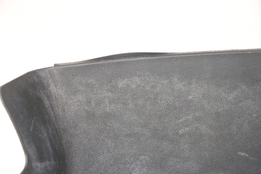 photo de BATTERY COVER PEUGEOT KISBEE 4T 50 (2023 - 2026) - Zoom on usage condition