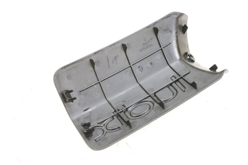 photo de BATTERY COVER PEUGEOT LUDIX 50 (2005 - 2007) - Zoom on usage condition