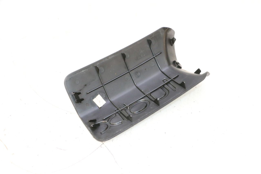 photo de BATTERY COVER PEUGEOT LUDIX 50 (2008 - 2017) - Zoom on usage condition