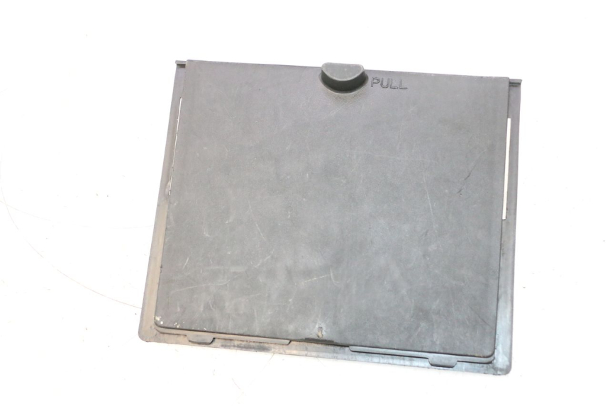 photo de BATTERY COVER KYMCO LIKE 4T 50 (2019 - 2025) - Zoom on usage condition