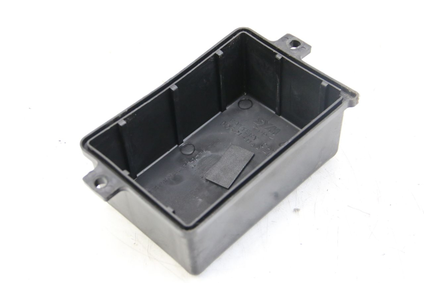 photo de BATTERY COVER SYM ORBIT III 3 4T 50 (2021 - 2025) - Zoom on usage condition