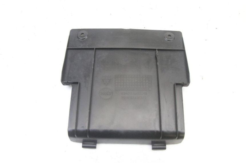 photo de BATTERY COVER SYM ORBIT III 3 4T 50 (2021 - 2025) - Alternative perspective