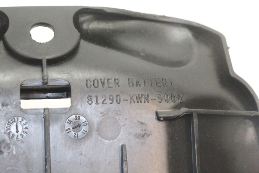 photo de BATTERY COVER HONDA PCX (JF28) 125 (2009 - 2011) - Alternative perspective