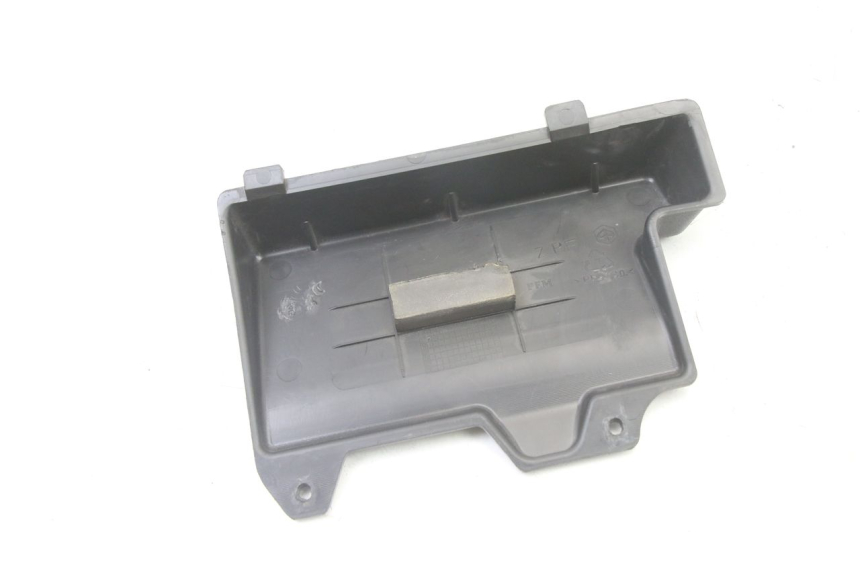 photo de BATTERY COVER PIAGGIO ZIP 4T 50 (2018 - 2020) - Zoom on usage condition